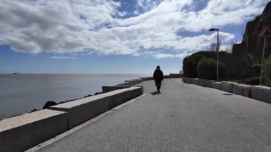 Avrupa 'da okyanusla sahilde yürümek rahatlatıcı.