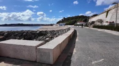 Avrupa 'da sahil yolu yumuşak deniz dalgalarıyla yürür