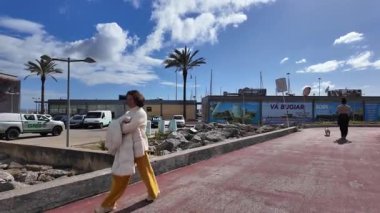 Avrupa 'nın kıyı kasabasında POV açılı sakin deniz önü yürüyüşü