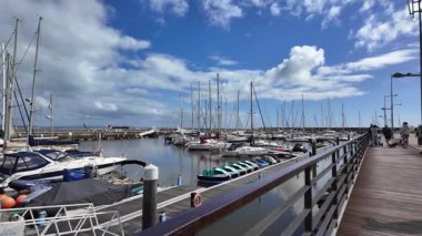 Avrupa 'da sakin bir sahil yürüyüşü Mavi su ve meltemle