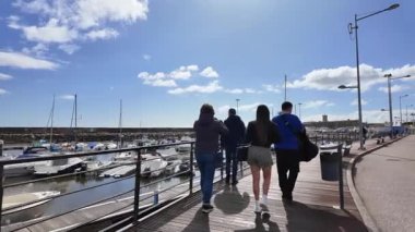 Avrupa 'da deniz kenarında gezinti yapmak rahatlatıcı okyanus titreşimleriyle