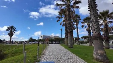 Bakış açısı mavi okyanus boyunca sevimli Avrupa hedefinde yürüyor