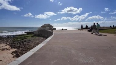 Avrupa 'da deniz kenarında yürüyen ilk kişi.