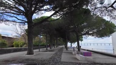 Çağdaş Lizbon Uluslar Parkı uzun cam kulelerin yanında yürüyen turistlerle dolu.