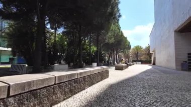 Lizbon modern şehir bölgesi Milletler Parkı Yürüyen insanlarla dolu