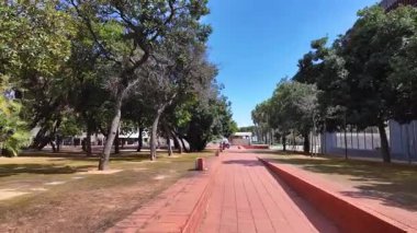 Lizbon Uluslar Parkı 'nın modern iş bölgesinde turistler var.