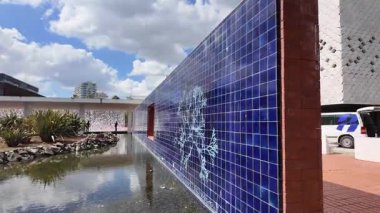 Mimarlık aşıkları Lizbon Milletler Parkı 'nda yürüyor. Modern sokaklar.