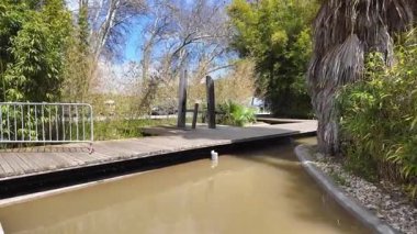 Lizbon Milletler Parkı Portekiz 'de turistlerin bulunduğu cam ve çelik binalar