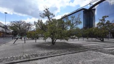 Lizbon Milletler Parkı 'ndaki yoğun modern sokak hayatı Portekiz mimarisi
