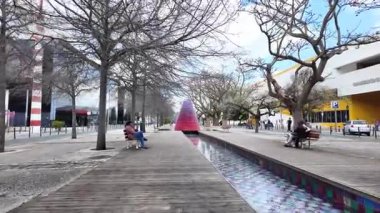 Lizbon Milletler Parkı 'ndaki modern kuleler ve yürüyen kalabalık Portekiz şehir manzarası