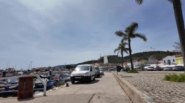 Avrupa kıyı kasabasında deniz kıyısında yürüyüş. Yürüyüş videosu sakin, güneşli arka plan.