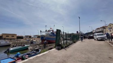 Avrupa köyünde sakin okyanus yürüyüşü. Güneş ışığı. Açık mavi gökyüzü manzarası.