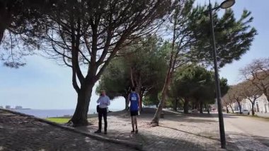 Avrupa 'nın kıyı şeridi boyunca yürüyen görüntüler. Deniz manzaralı palmiye ağaçları eski kasabanın atmosferini rahatlatıyor.