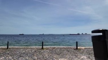 Avrupa kıyı yürüyüşü manzarası sakin okyanus kıyı kenti turizmi yaşam tarzı çekimi