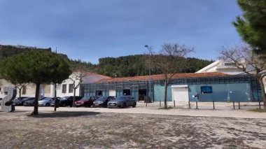 Güneşli eski bir sokakta yürüyorum.