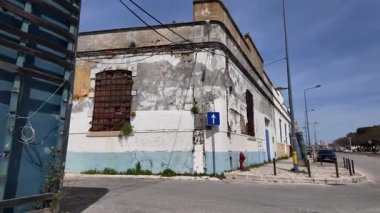 İnsanlar sahil kentinde geziniyor.