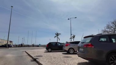 Parlak binalarla okyanus kıyısında yürüyüş