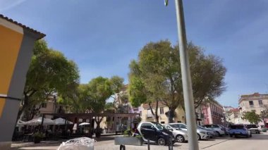 Canlı renkli şehir sokaklarında POV