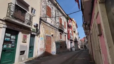 Avrupa 'nın eski POV kasabasında yürüyen insanlar