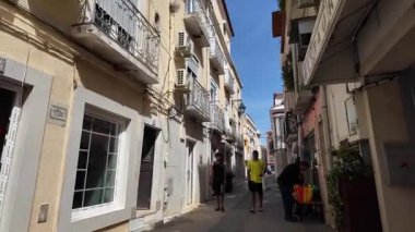 Parlak Atlantik sahil şehrinde şehir gezintisi