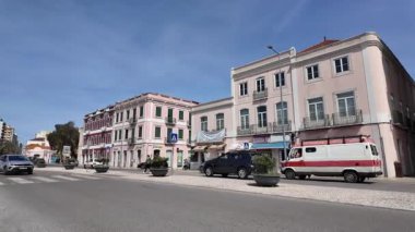 Avrupa kıyı kenti POV 'de canlı eski evler geziyor