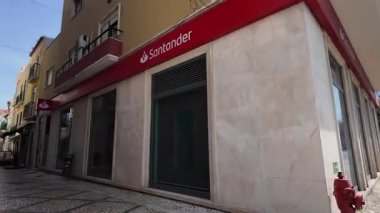 POV ve güneşli bir günde okyanus kıyısında eski Avrupa şehrinde yürümek