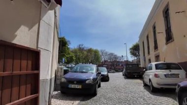 Güneşli Avrupa yürüyüşü. Geleneksel okyanus binalarıyla.