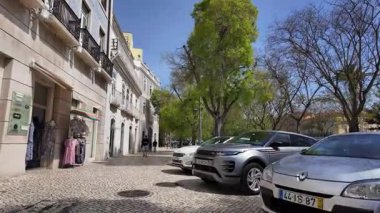 Güneşli Avrupa kıyı şeridi insanların yanından geçiyor ve binaları POV olarak boyuyor