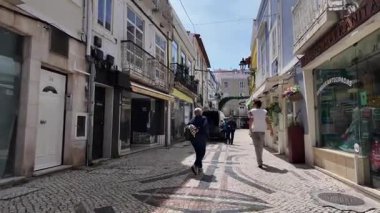 Avrupa 'nın eski sahil kasabasında güneşli ve renkli evlerin etrafında dolaşıyorlar.