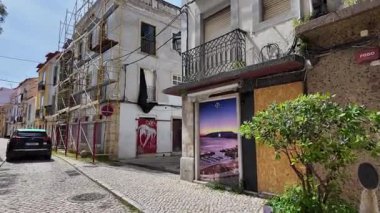 Canlı Avrupa kıyı kasabasında güneşli titreşimli yayalar.