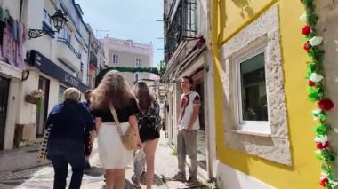 Eski Avrupa sokaklarında tarihi evleri olan parlak güneşli bir yürüyüş.