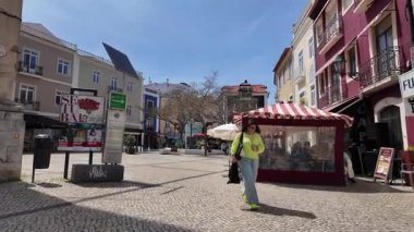 Avrupa cazibesi ve güneşli havasıyla renkli Atlantik şehrinde yürüyen manzara