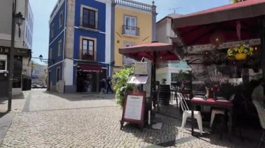 POV güneşli bir günde Antik Avrupa deniz kıyısındaki canlı evlerin yanından geçiyor