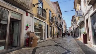 Avrupa 'yı geziyorum. Yaya geziyorum. Renkli evler ve güneşli gökyüzü.