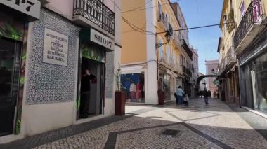 Atlantik 'in tarihi şehrinde insanların yürüdüğü eski ve parlak bir video.