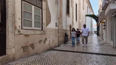 POV canlı eski evler ve güneşli sokaklarla Atlantik kıyısında yürüyor.