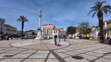 Eski Avrupa şehrinde güneş ışığı ve sokak hayatıyla şehir içi keşif POV 'u