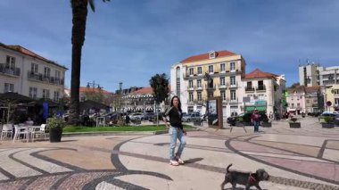 Avrupa 'nın parlak kıyı kasabasında miras binaları ve mavi gökyüzüyle yürüyen ilk kişi.