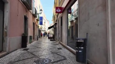 Güneşli bir öğleden sonra eski sahil kasabasında yürürken görülen renkli Avrupalı mimari