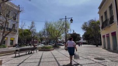 Renkli evleri ve güneş ışığıyla büyüleyici Avrupa caddelerinde geziniyor.