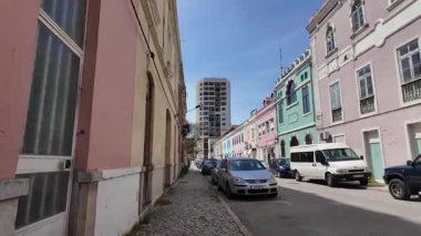 Atlantic City 'de insanlar ve güneşle dolu renkli evlerin önünden geçen ilk kişi.