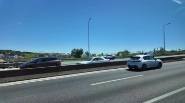 Lizbon Köprüsü 'nde trafik sıkışıklığı şehir yolu ve manzaralı gezi sahnesiyle yol alıyoruz.