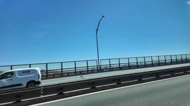 Lizbon süspansiyon köprüsünde trafik silueti arabaları ve manzaralı şehir manzaralı bir yolculuk.