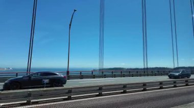 Lizbon Köprüsü 'nde şehir içi sürüş sahnesi. Ufuk çizgisi trafik yolu POV' u ve araba hareketi titreşimli.