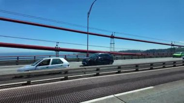 Lizbon Köprüsü 'ndeki şehir otoyolu POV' u. Ufuk çizgisi arabaları yol trafiği ve seyahat geçmişi var.