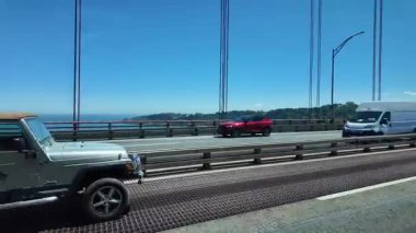 Otomobil perspektifi Lizbon Köprüsü 'nde trafik manzaralı ve seyahat hareketli