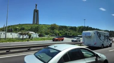 Lizbon 'daki köprü trafiğini askıya alın. Ufuk çizgisi araç POV karayolu seyahati ve şehir geçmişi