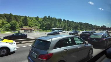 Lizbon 'da 25 de Abril Köprüsü' nden geçen trafik ve şehir silueti seyahat sahnesinde.