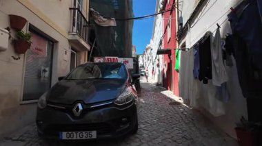 Okyanus, Portekiz 'de evleri olan kasaba manzarasına ilham verdi.