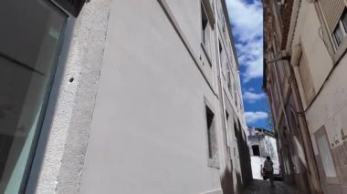 Portekiz 'de okyanus manzaralı bir sokak.